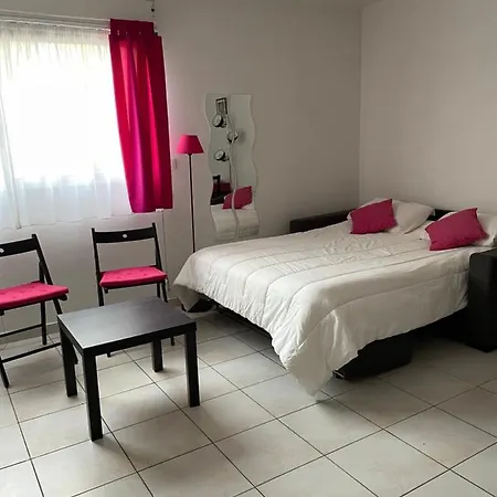 Fushia Apartman *