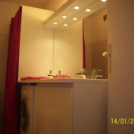Fushia Apartman *